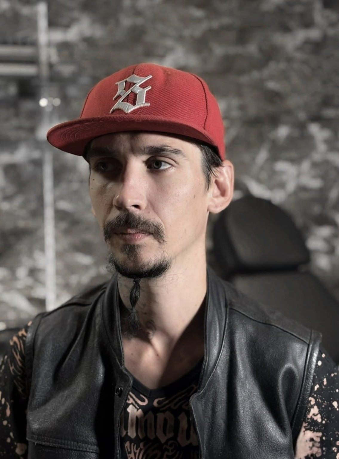 Smik, tatoueur et perceur de Purple Roses Tattoo
