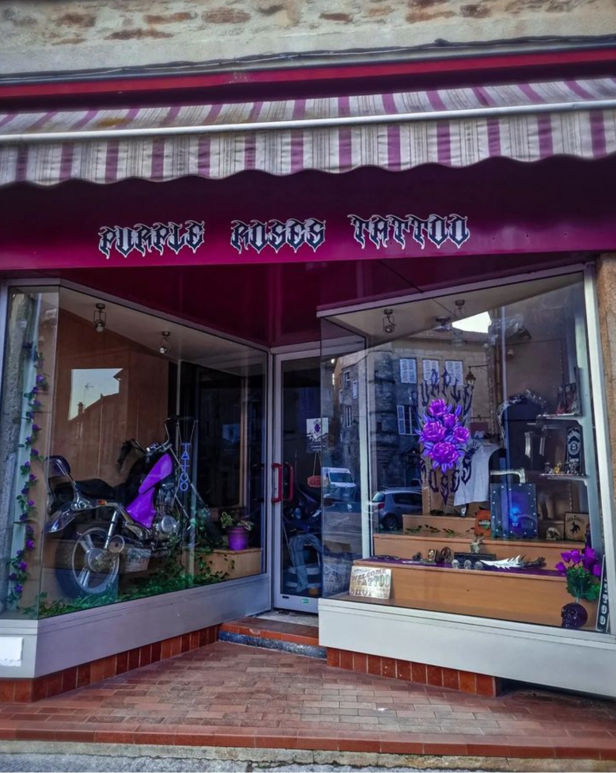 Vitrine de Purple Roses Tattoo