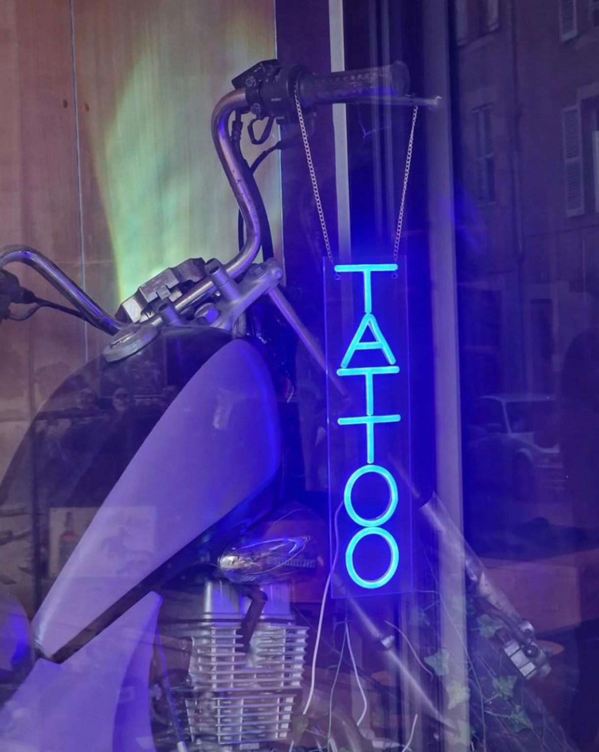 Machine et enseigne Tattoo du studio